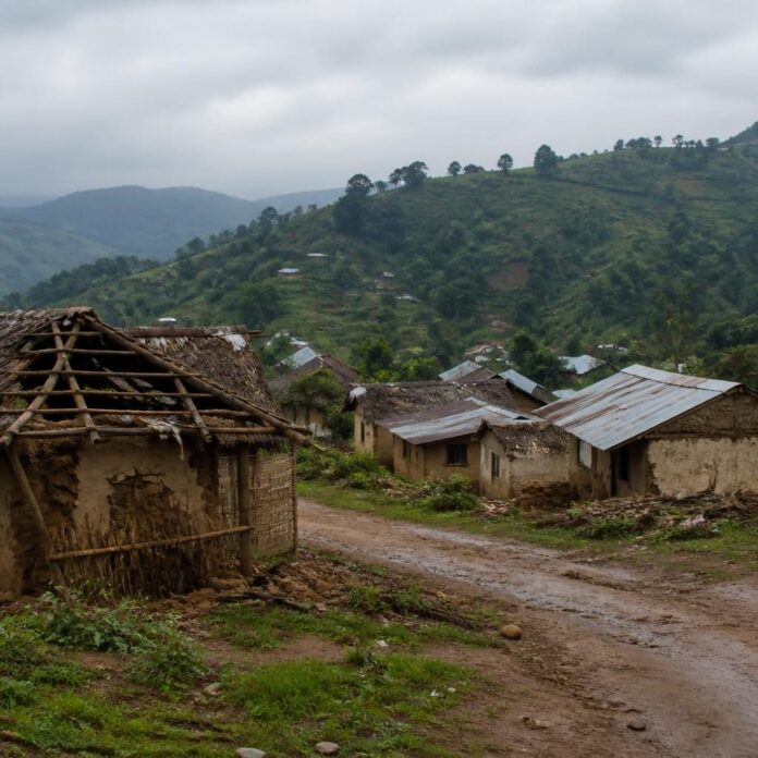Habitations et collines du territoire de Walikale, au Nord-Kivu, sous un ciel couvert, après deux jours d’affrontements