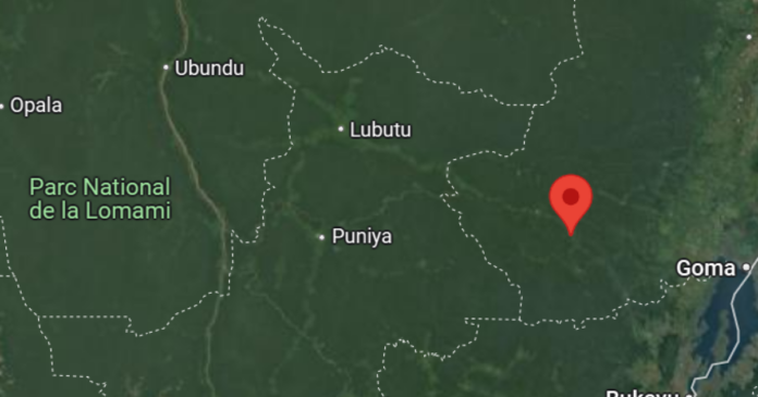 Des enfants déplacés avec leurs parents marchent sur une route de Walikale après des affrontements entre l'AFC/M23 et les FARDC