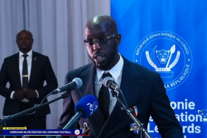 Des joueurs des Léopards en tenue officielle lors de la cérémonie de décoration à Kinshasa