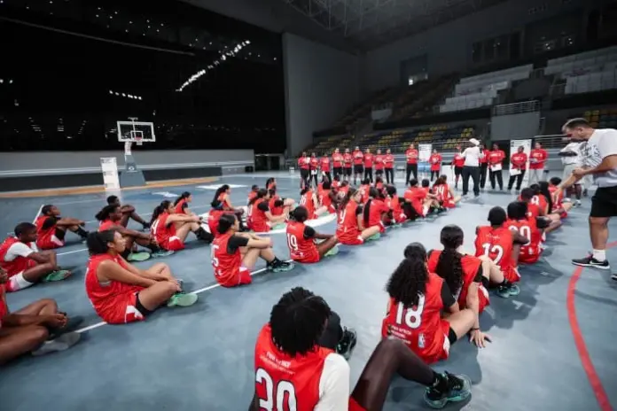 Illustration editoriale accompagnant : À Abidjan, le camp FIBA Afrique forme les moins de 16 ans