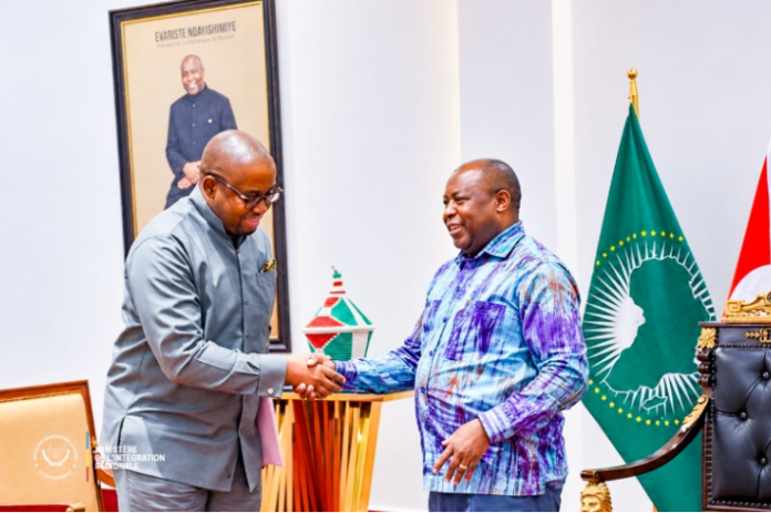 Drapeaux de la RDC, du Burundi et de l'Union africaine dans un salon officiel à Bujumbura