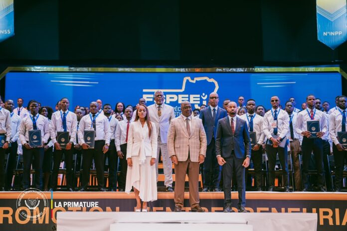 Documents de formalisation remis aux jeunes entrepreneurs lors de la cérémonie du FSPEEJ à Kinshasa