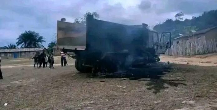 Moto et engin de chantier sur une route poussiéreuse près de Lemba, dans le territoire de Lukula, après une collision