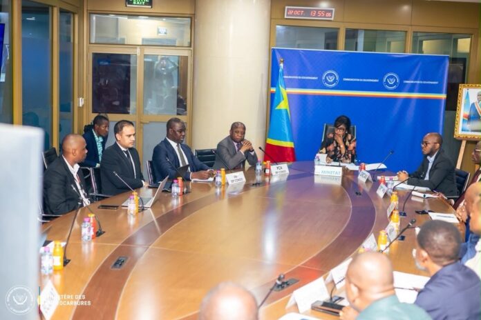 Illustration editoriale accompagnant : Approvisionnement en carburant : Kinshasa envisage des essais