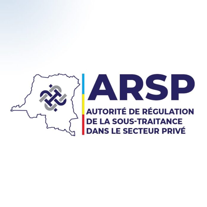 Bureau institutionnel avec documents officiels et symbole d'alerte, évoquant le communiqué de l'ARSP sur l'usurpation d'identité de son