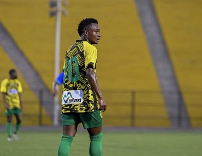 Joueurs de football sur la pelouse lors du match entre l’AS Vita Club et le FC Tshikas à Kinshasa