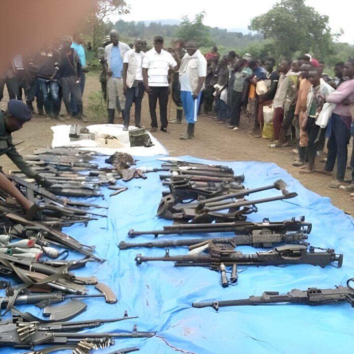 Combattants anonymes déposant des armes dans une zone rurale des Hauts Plateaux du Sud-Kivu
