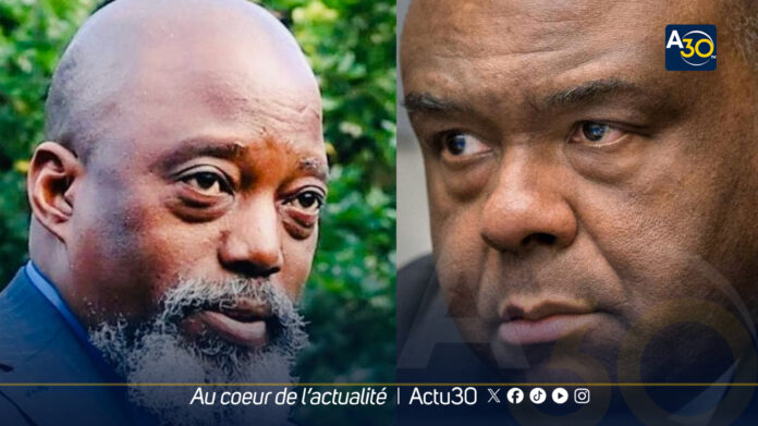Pupitre de conférence de presse avec micros et drapeaux de la RDC à Kinshasa
