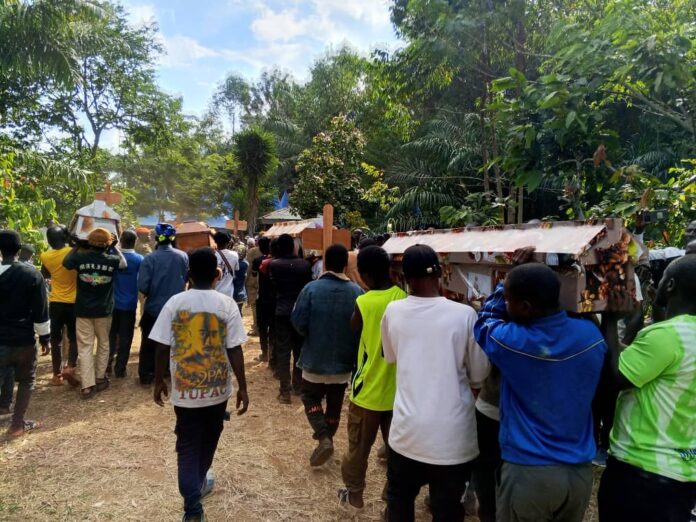 Des participants assis dans une salle communautaire lors d’une séance de sensibilisation sur la santé mentale à Kamango, près de Beni