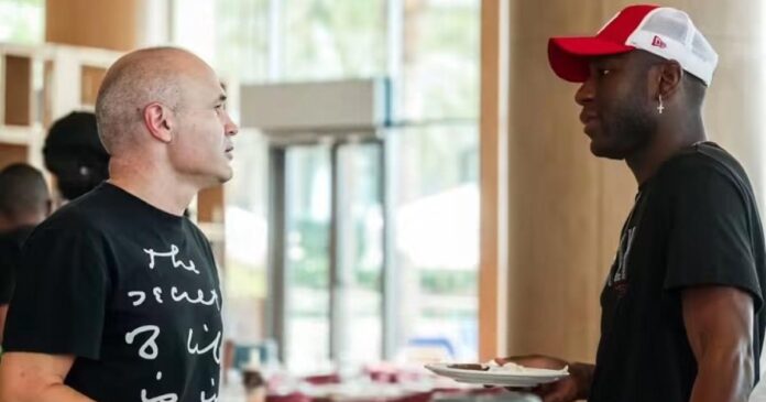 Benik Afobe en action lors d'un entraînement de Gulf United sous la direction d'Andres Iniesta aux Emirats arabes unis