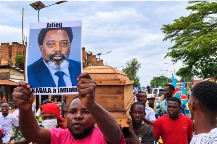 Illustration editoriale accompagnant : Cercueil symbolique à Kisangani : une marche politique face au risque