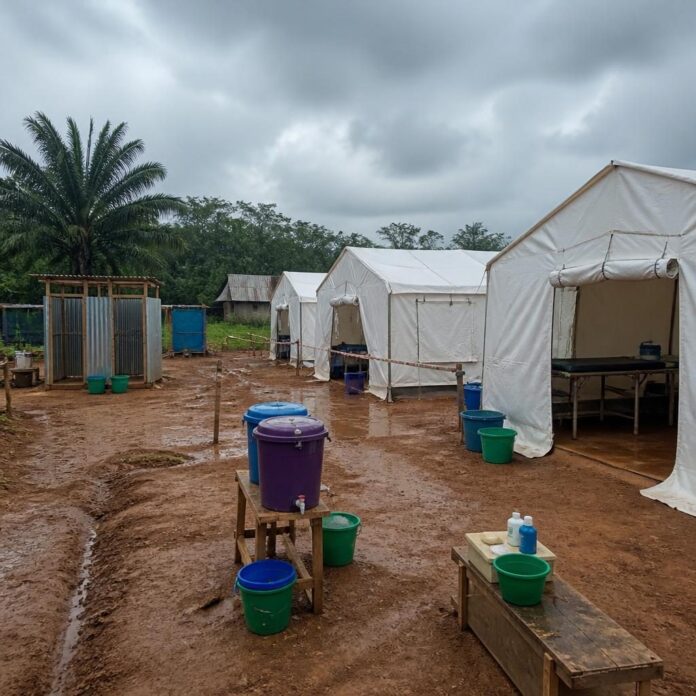 Tentes médicales et matériel de réhydratation installés dans un centre de traitement du choléra à Popokabaka, Kwango