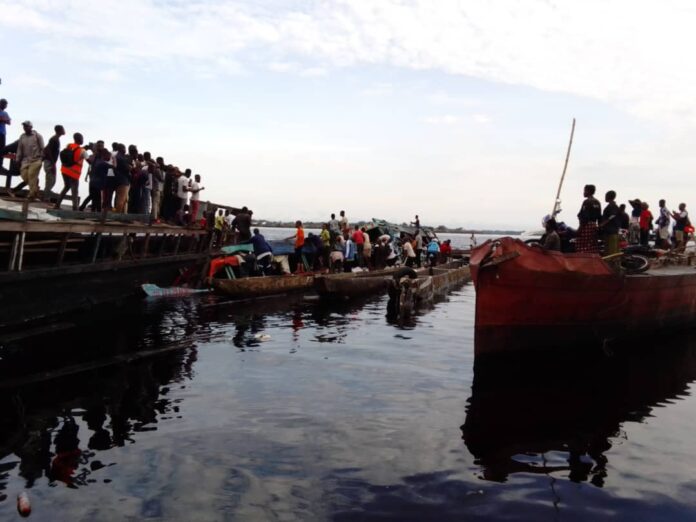 Embarcations en bois et pirogues sur le fleuve Congo près de Ngombe-Lukolela, dans une ambiance nocturne, après une collision fluviale