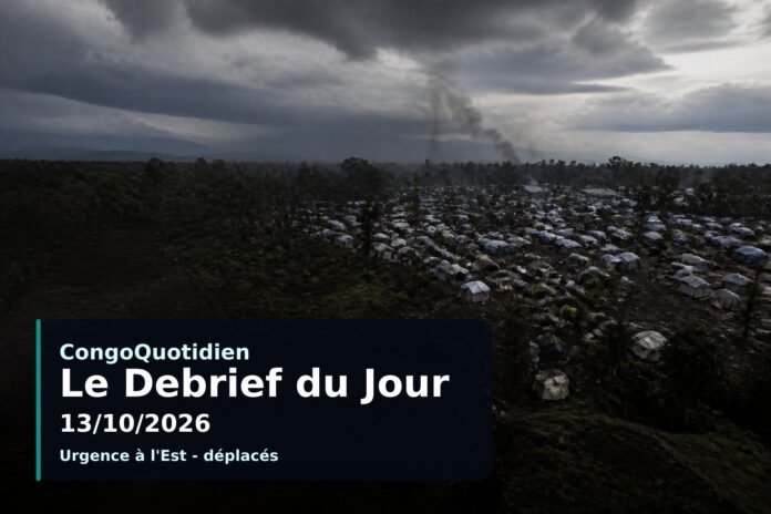 Camp de déplacés dans l'Est de la RDC, tentes de fortune, fumée au loin, ciel orageux.