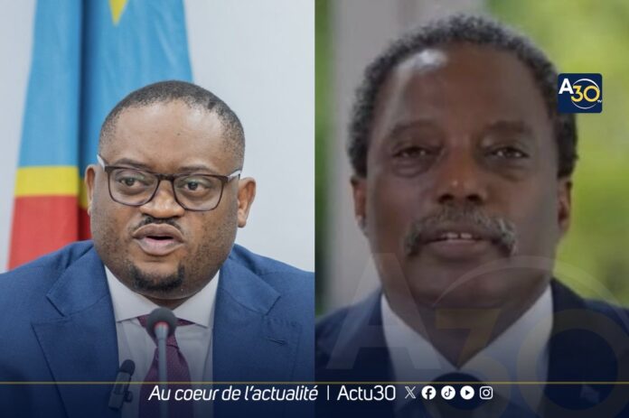 Documents budgétaires et graphiques de la dette publique sur un bureau officiel à Kinshasa