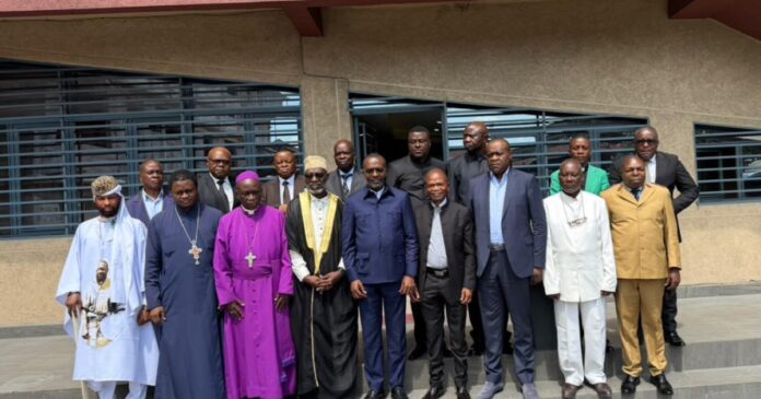 Des responsables religieux et des émissaires présidentiels réunis autour d’une table à Kinshasa pour discuter du dialogue national