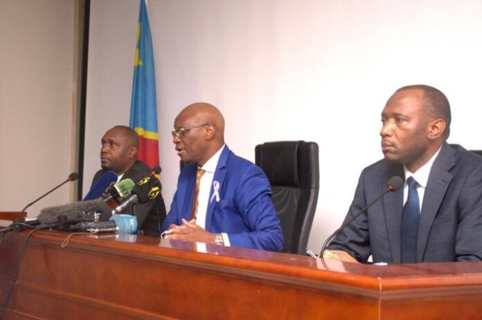 Équipe de santé en tenue de protection et documents lors d'une réunion de coordination contre Ebola