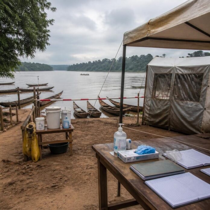 Point de contrôle sanitaire au bord d’une voie fluviale, avec pirogues, tentes de dépistage et matériel de prévention contre Ebola