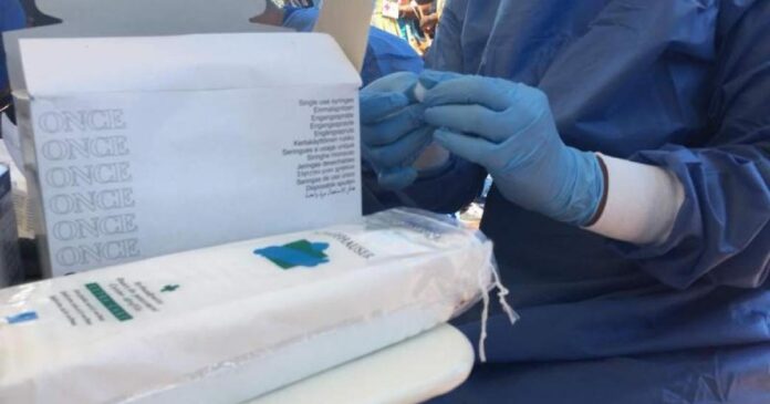 Table de contrôle sanitaire avec thermomètre, registre et matériel de protection à un point d’entrée