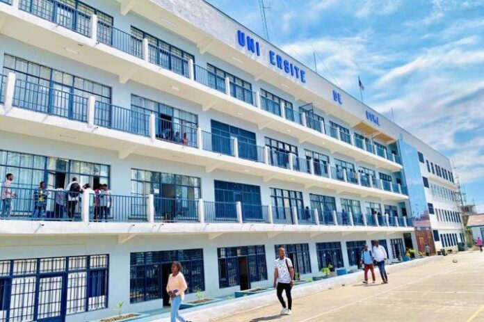 batiment universitaire blanc avec plusieurs balcons et personnes marchant devant