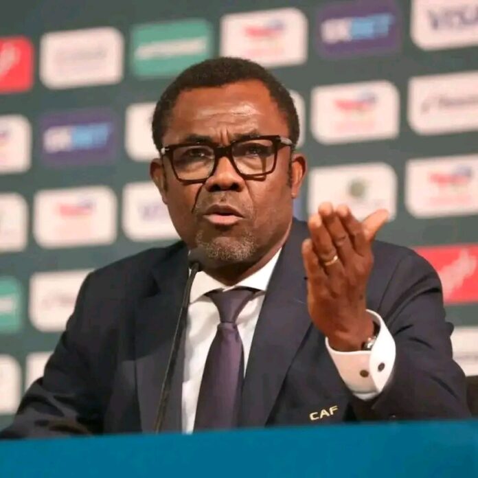 Micros et pupitre dans une salle de conférence à Kinshasa, évoquant les critiques contre la FECOFA