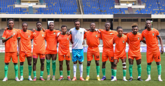 Terrain de football et tribunes d'un stade à Kinshasa avant un match de Linafoot