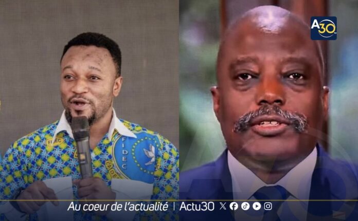 Salle de conférence à Kinshasa avec micros, documents et drapeau congolais, ambiance de débat politique