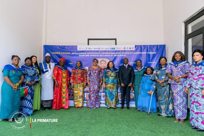 Judith Suminwa s'adressant aux participantes du FIEF au chapiteau du Palais du Peuple à Kinshasa