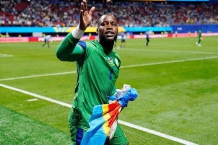 Ballon de football posé sur un bureau avec des documents juridiques et un dossier ouvert