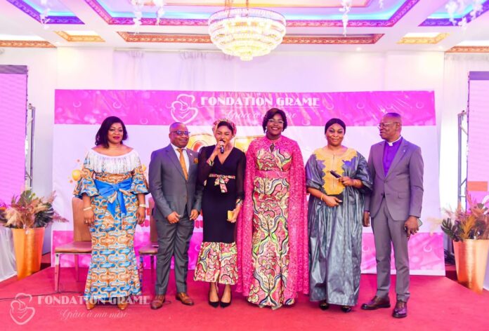 Des stands d’exposition et des femmes réunies à Kinshasa pour les cinq ans de la Fondation GRAME, avec des kits de micro-entrepreneuriat