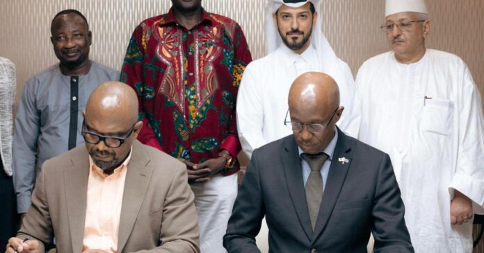 six hommes debout et assis, aucun filigrane, texte ou logo visible sur l'image