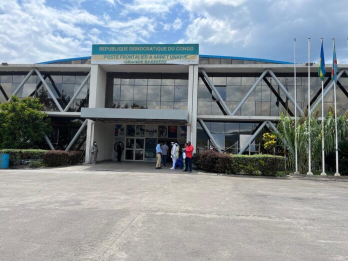 Postes frontaliers entre Goma et Gisenyi avec files d'attente et dispositifs de contrôle sanitaire