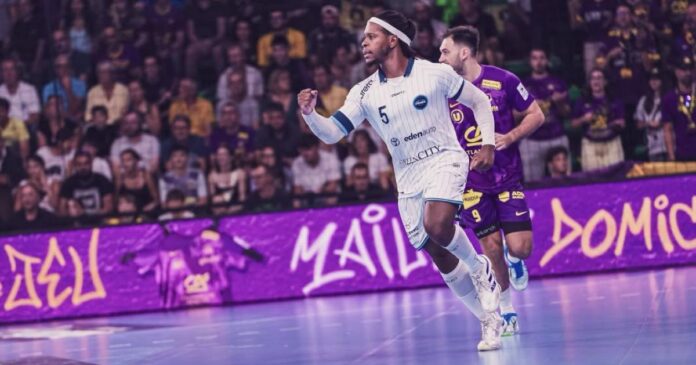 Un joueur de handball du Fenix Toulouse en action lors du match contre Chartres en D1 française