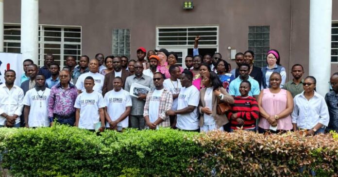 Des participants assis autour d’une table lors d’une réunion sur le budget provincial dans une salle à Lubumbashi