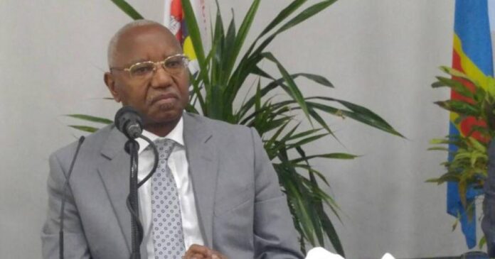 Billets de francs congolais usés posés sur un bureau avec des documents économiques