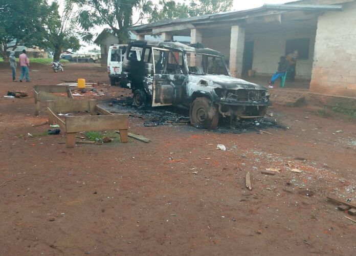 Tente d'audience foraine à Mungamba, dossiers judiciaires, matériel médical endommagé et bâches d'un centre de traitement Ebola