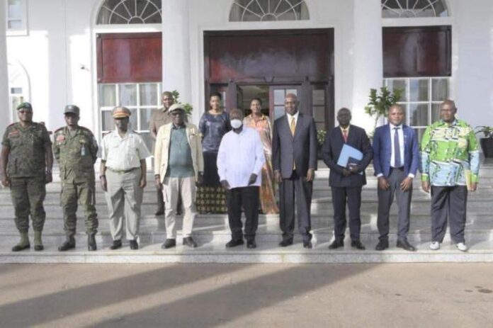 Un document signé posé sur un bureau avec une carte de l'Ituri, un stylo et des dossiers, évoquant les négociations d'Entebbe