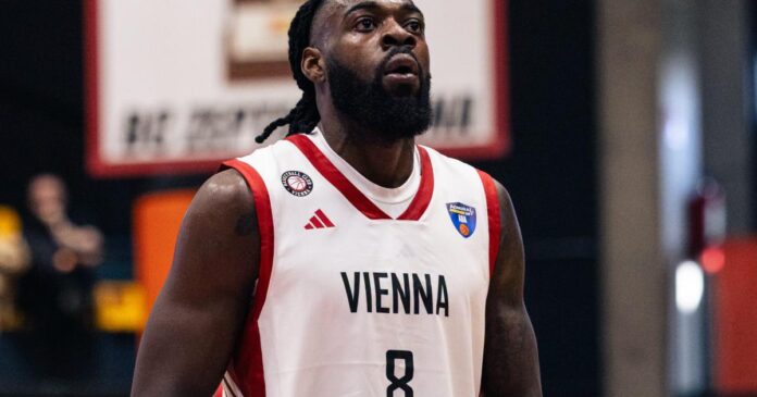 Salle de basket autrichienne avec un maillot de Vienne posé sur un banc et un ballon sur le parquet