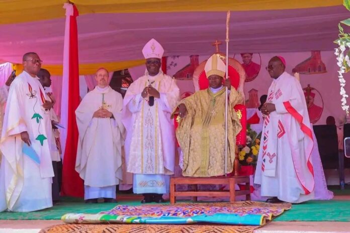 Fidèles et évêques réunis au lycée Tuivuleneyi de Kabinda pour la messe d’intronisation de Mgr Eustache Ntambwe Makoyo