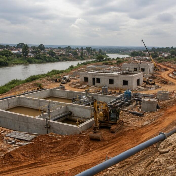 Vue d’un chantier de construction d’une usine de traitement d’eau au bord de la rivière Lulua à Kananga, avec installations et engins