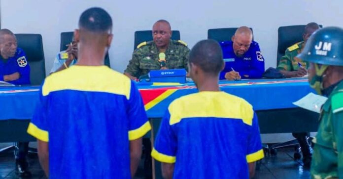 personnes en uniforme autour d'une table avec un drapeau bleu, rouge, jaune, sans texte ni logo visible
