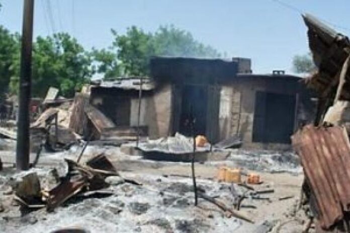 Illustration editoriale accompagnant : Kilambo : dix-huit maisons détruites, des familles sans abri