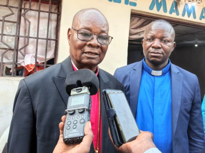 Des fidèles et responsables religieux réunis dans une église à Kindu, dans une ambiance de prière pour la paix et l'unité nationale