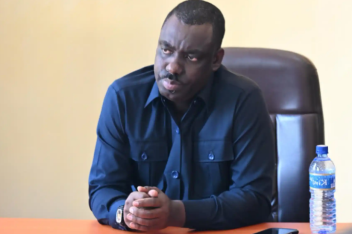 Salle de conférence diplomatique avec micros et documents, ambiance de réaction politique à Kinshasa