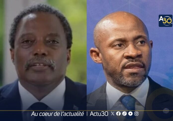 Pupitre et micros dressés dans une salle de presse officielle à Kinshasa, sans personne visible