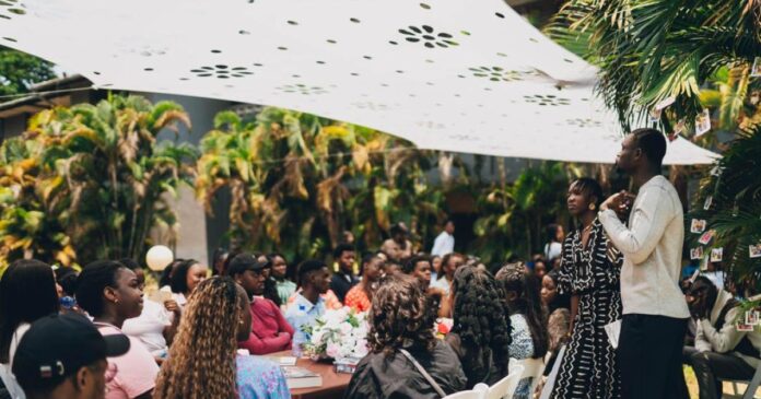Participants et livres dans la cour du CEPAS à Kinshasa pour Papyrus, le restaurant des lecteurs