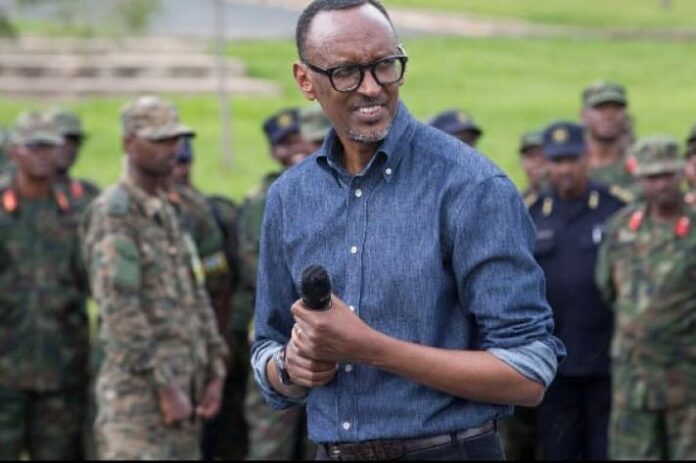 Salle du Conseil de sécurité de l’ONU avec table incurvée et microphones, évoquant la pression diplomatique sur le Rwanda et l’est de la RDC