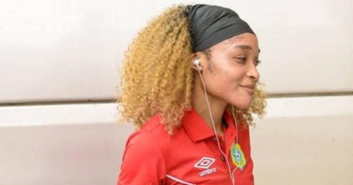 Salle de conférence de presse vide avec micros et sièges avant un match des Léopards Dames