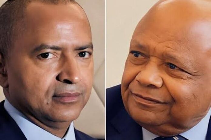 Salle d'audience avec dossiers judiciaires et actes de propriété, évoquant le litige immobilier entre Moïse Katumbi et Raphaël Katebe Katoto