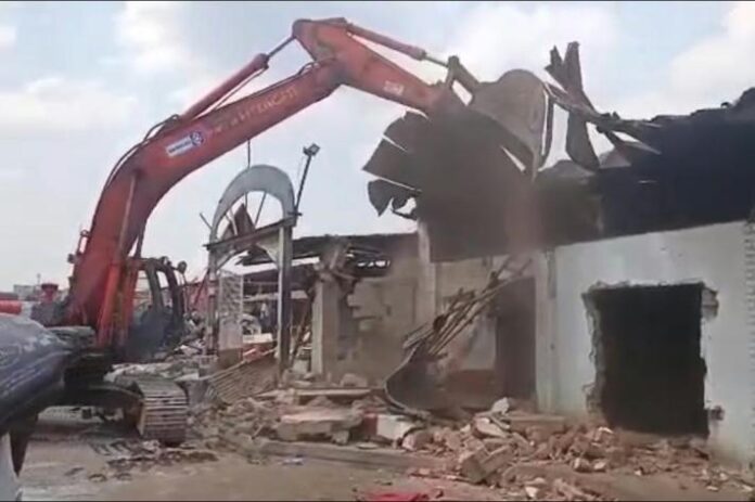 Des étalages en bois numérotés et des installations en chantier dans le marché Kamalondo, à Lubumbashi